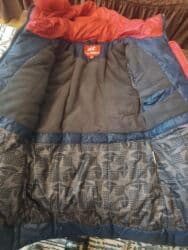 deve yunu: Qadın qış gödəkçəsi – qırmızı rəngdə, kürklü kapüşonlu. - İsti, yüngül — 2