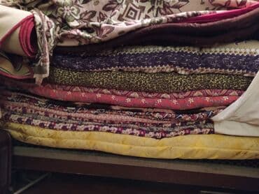 Bu yığın müxtəlif naxışlı və rəngli parçalardan ibarətdir. Yığının