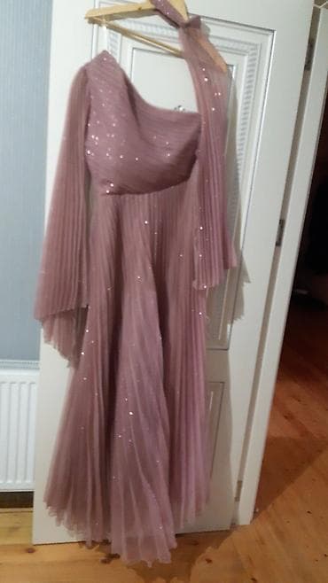 Plaşlar: Zərif şampan/boz-çəhrayı rəngdə, parıltılı xırda payetlərlə işlənmiş — 1