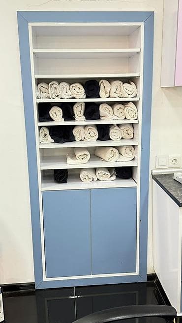 Açıq rəng çərçivəli, mavi-ağ dizaynda çoxfunksiyalı rəfli şkaf. - Üst