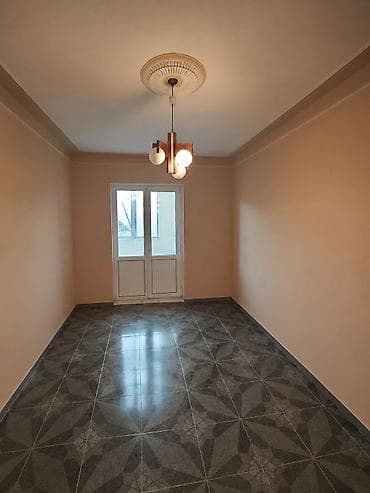 Bakı şəhəri, Nərimanov rayonda Konqres parkı ilə üzbəüz, əsas yolun