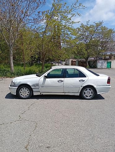 Nəqliyyat: Mercedes-Benz C-Class sedan (W202), ağ rəng. - Kuzov: 4 qapılı sedan — 2