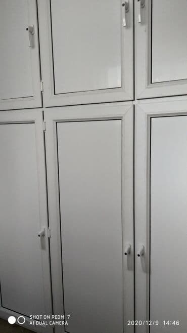 Bloklara plastik şkafların yığılması.polkalarin yığılması acarli