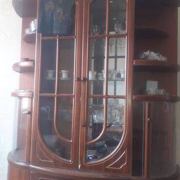 Şüşəli dolab vitrini