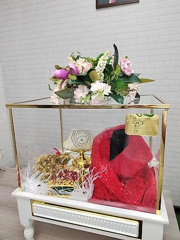Ev saatları: Xonça və nişan dəsti dekoru - Şüşə vitrinli, qızılı haşiyəli xonça — 3