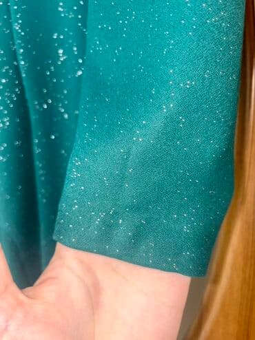 toy donlari qisa: Yaşıl rəngdə, parıltılı, dizə qədər olan ziyafət donu. Donun kvadrat — 4