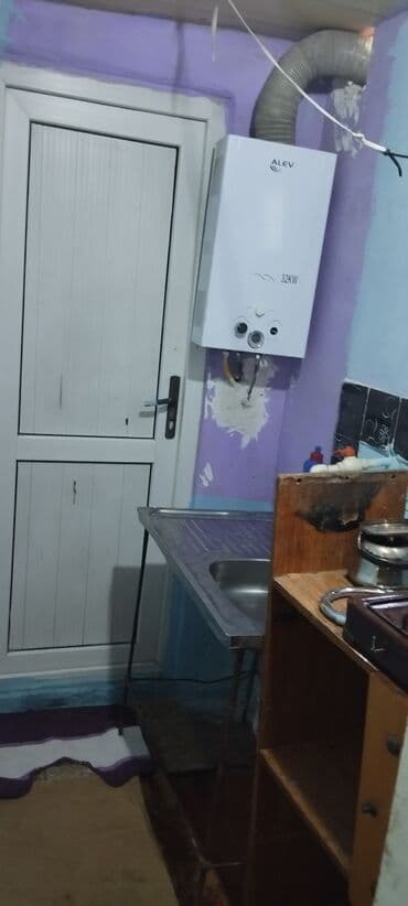 купить бак для воды: Kirayə üçün 1 otaqlı kiçik həyət evi. - Otaq: çarpayı, şkaf, xalça — 6