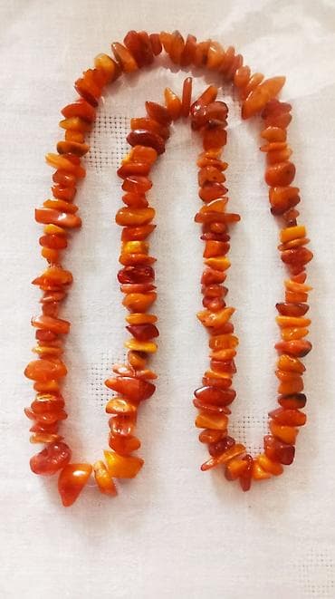 Təbii daşlardan hazırlanmış kəhrəba boyunbağı. - Material