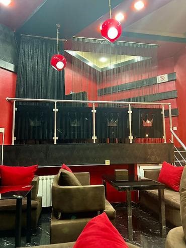 qirmizi cive: Tam təchizatlı, modern interyerli ictimai iaşə/istirahət məkanı — 2