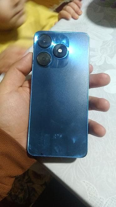 Mavi rəngli smartfon - Ekran: Tam ekran dizaynlı, damcı formalı ön