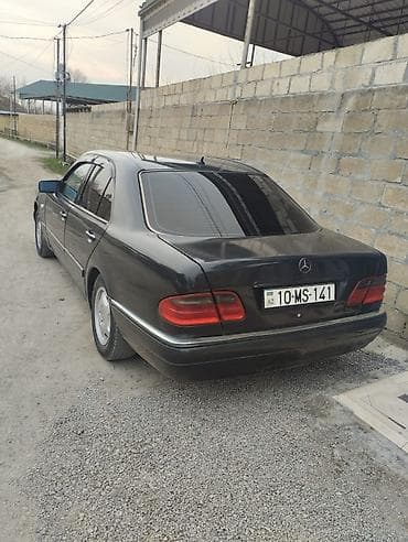 мерседес 190е: Mercedes-Benz E-Class (W210) sedan - Kuzov: qara rəng, 4 qapı, arxa — 1