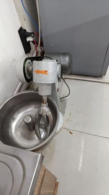 xamir yoyadigan aparat: Paslanmayan poladdan hazırlanmış geniş qaba malik bu sənaye tipli — 1