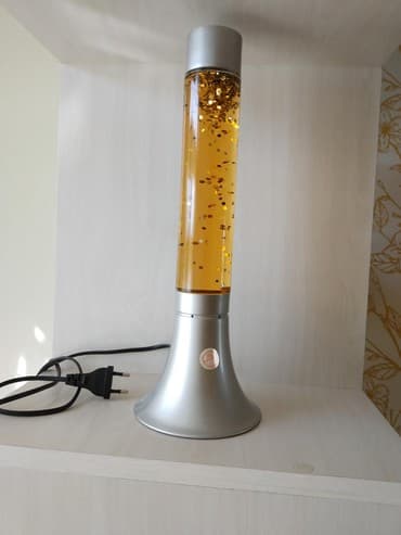 Декоративная лампа, переливаясь, освещает комнату. Действует — 5