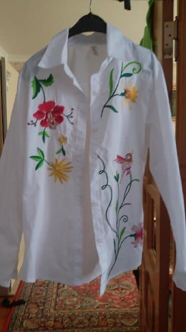 Qadin ucun koynek yenidir .Hec geyinilmiyib .38 razmerdir.Eynime