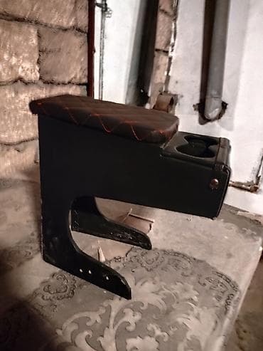 2107 qara: Avtomobil üçün mərkəzi qol dayağı/konso l - Üst hissə: yumşaq — 1