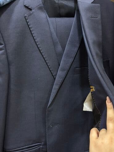 binə ticarət mərkəzi kişi geyimləri: Tək tək qiymət 50 azn, 3ü biryerdə 130azn. Təzə kostyumlardı (cəmi 1 — 8