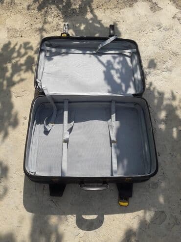 Əlcəklər: Təmiz dəri materialdan-sssr dövrünə aid çamadan,hündürlüyü 45 sm,eni — 2