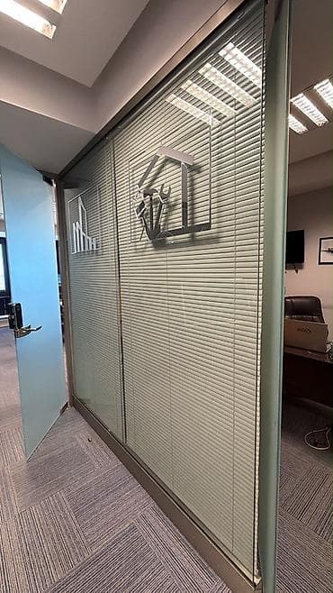 alminum qapı: Şüşə ofis arakəsməsi – alüminium karkaslı
Hündürlük 2.70 — 1