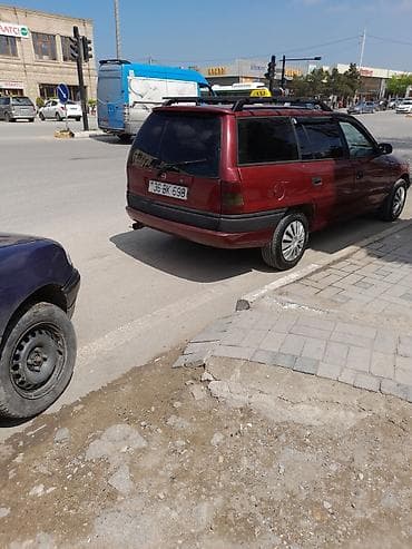 mercedes b class: Opel Astra F Caravan (universalı) – bordovı rəng Xüsusiyyətlər: - — 5