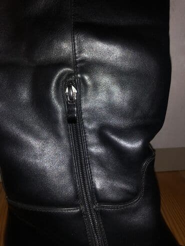 ağ rezin çəkmələr: Yenidir. 1-2 dəfə geyilinib. Razmeri səhv gəldiyi üçün satılır. Qadın — 5