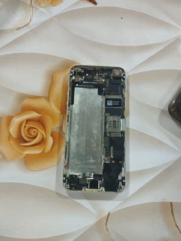 телефон айфон: IPhone 5, Серебристый, Битый — 2