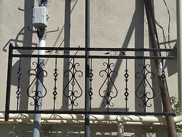 demir rasotqa: Qara rəngli, dekorativ naxışlı dəmir pəncərə barmaqlıqları. Bu — 7