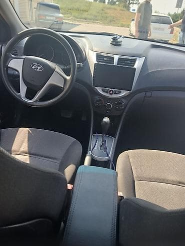 hyunday i10: Hyundai Accent: 1.5 l | 2013 il Sedan — 4