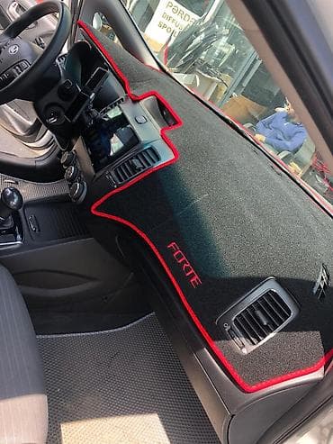 bmw e36 kapot: Bir çox avtomobil üçün qırmızı haşiyəli, qara rəngdə ön panel örtüyü — 1