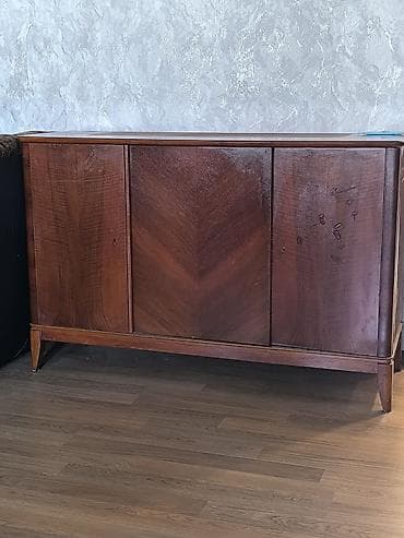 Ağac komod/bufet - Material: tam ağac karkas, təbii şpon örtük -