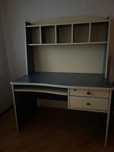 белый рабочий стол: Tək nəfərlik yataq, komodin, yazı masası və üçqapılı dolabdan ibarət — 4