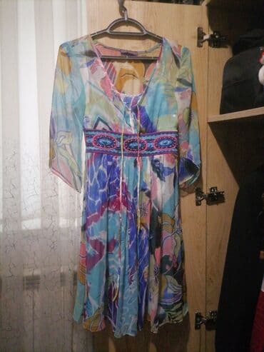 xari bulbul yaxa sancagi: Rəngarəng naxışlı, V-yaxalı, uzunqol qadın donu. Bel hissəsində — 1