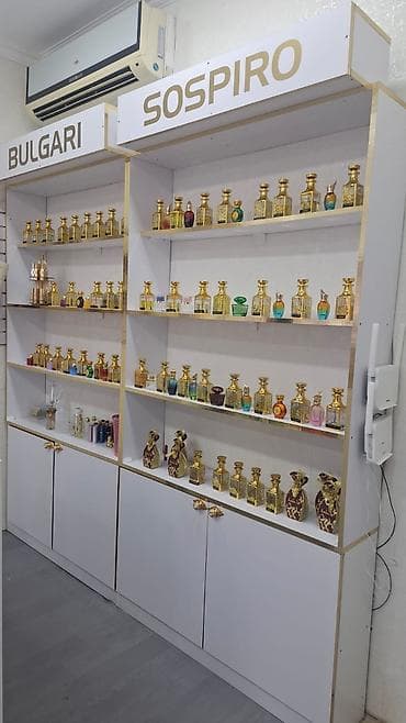 RB brendinin butik-formatlı mağazasında ətir və aksesuar seçimi