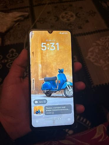 Android smartfon - Ekran: damcı formalı çıxıntılı geniş tam ekran