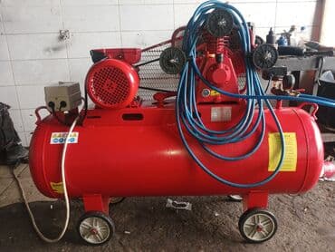 Sənaye tipli hava kompressoru – qırmızı, şaquli silindrli, təkərli