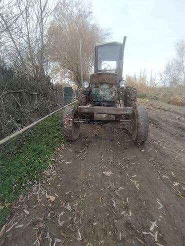 əl traktoru: Sovet istehsalı təkərli traktor - Korpus: metal kabinli, ön iki — 2