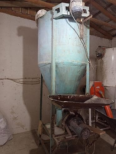 heyvan yemlərinin satışı: Yem hazırlama avadanlığı komplekti Göy 3000 azn Ağ 4000 azn Mikseller — 4