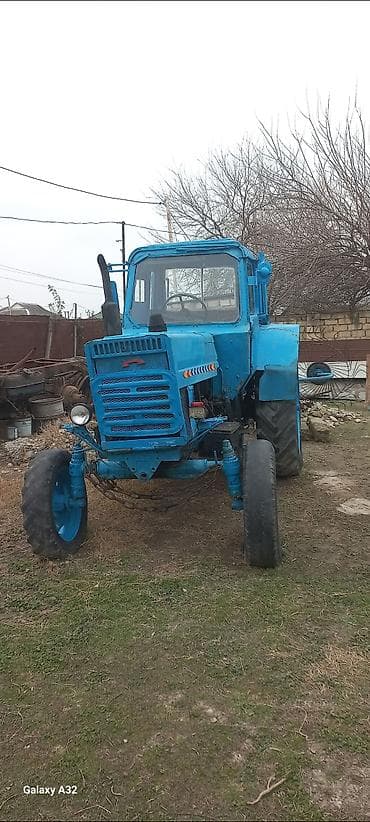 opel astra 1995: Mavi rəngli təkərli kənd təsərrüfatı traktoru. - Kabinli, ön və arxa — 2