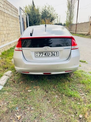 Motonəqliyyat: Honda Insight Hybrid – gümüşü rəng, 5 qapılı hetçbek. Xüsusiyyətlər — 2