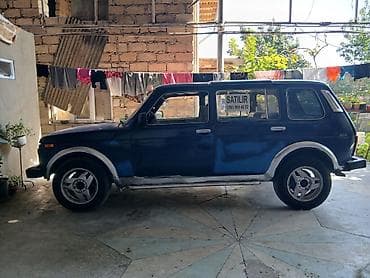 LADA Niva 4x4, mavi rəng, 5 qapılı universal kuzov. Xüsusiyyətlər: -