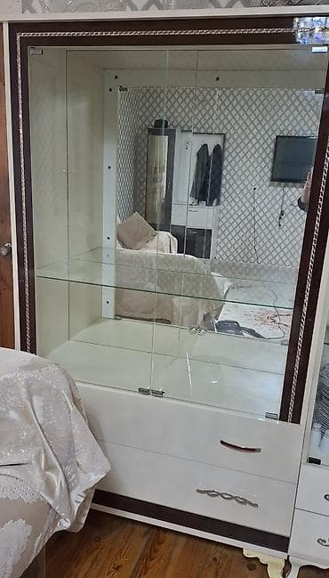 qedimi bufet: Ehtiyac olmadigi ucun satilir.Şüşəli vitrin dolabı - Material: Möhkəm — 1