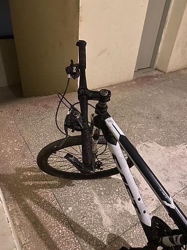 velobet: SAFT dağ velosipedi - Geniş alüminium gövdə, ağ-qara rəng sxemi - Ön — 2