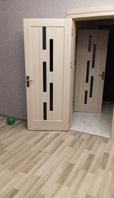 межкомнатные двери из мдф: 2 ədəd qapı satılır ağ-açıq şpon tonlarda, müasir üslubda otaq — 1