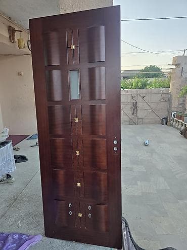 Çərçivələri ilə birgə 7 ədəd otaq qapısıdır. 1 ədədi cüt şüşəli və iki — 3