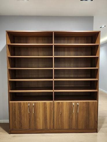 Mağaza bağlandığı üçün Şkaflar, rəflər və vitrinlər dəyərindən aşağı