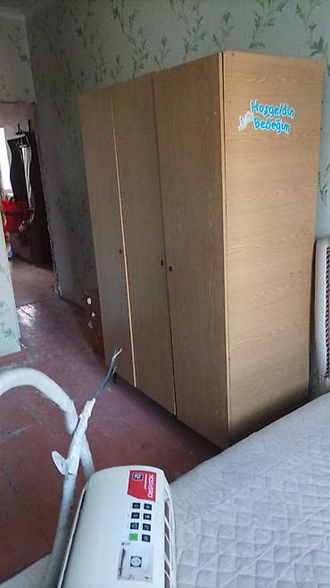 Dolablar: İşlənmiş, 3 qapılı, Qəhvəyi, Taxta, Açılan, Düz dolab — 1