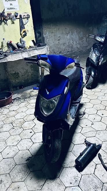 kat traktor: Skuter – mavi rəng, şəhərdaxili sürüş üçün yığcam və qənaətcil — 2