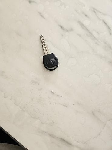 Açar – metal bıçaqlı, qara plastik başlı. Başlıqda dairəvi deşikli