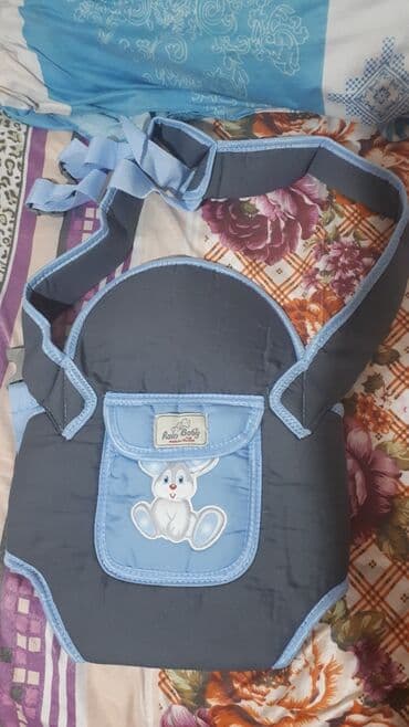 Boz rəngli, mavi haşiyəli, rahat körpə daşıyıcı. Körpənizi gəzintilərə