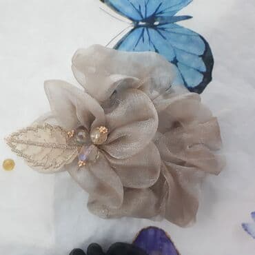 sac duzləşdirici keratin: Şəffaf parça ləçəkləri ilə bəzədilmiş, mərkəzində muncuq və boncuk — 2