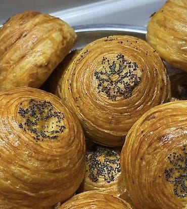 decor up qaymaq harda satilir: Şirniyyat assortimenti: - Bakı paxlavası və Türk paxlavasi: Hər dilim — 6